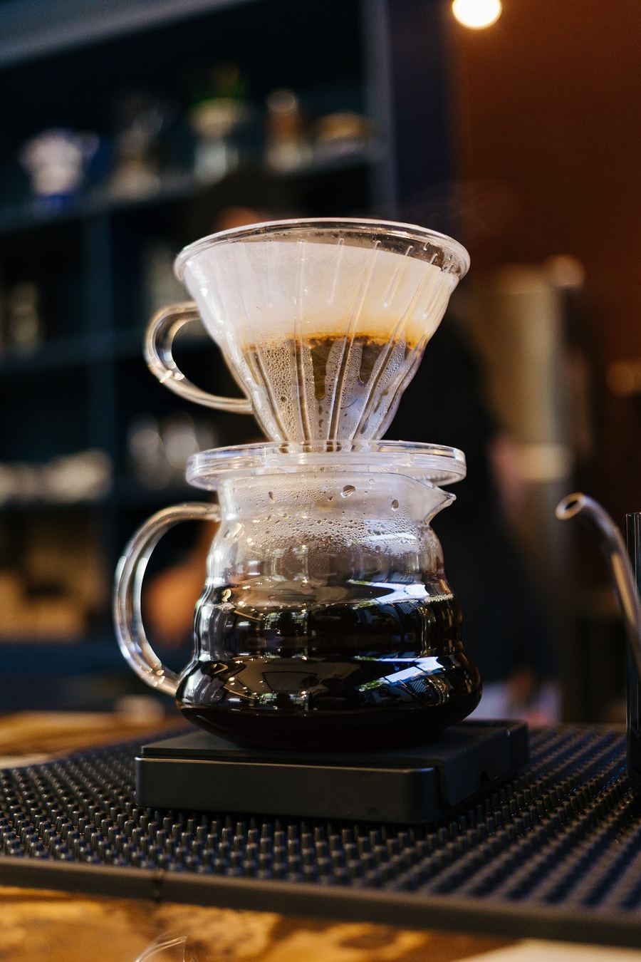 Café coado no V60 sobre o balcão